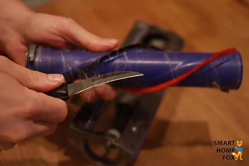 Освобождение насадки для пола от волос